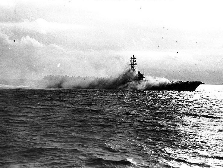 1966-10-26_USS_Oriskany&#40;CV-34&#41;_on_fire