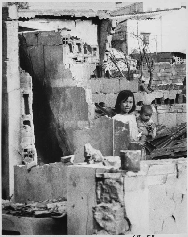 1968-01-30_Girl-and-smallchild-Saigon_January_31,_1968_NARA