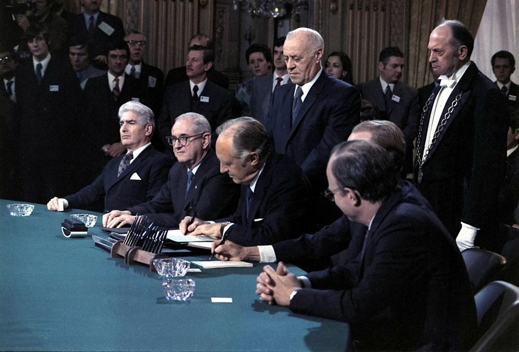 1973-01-27_Vietnam_peace_agreement_signing