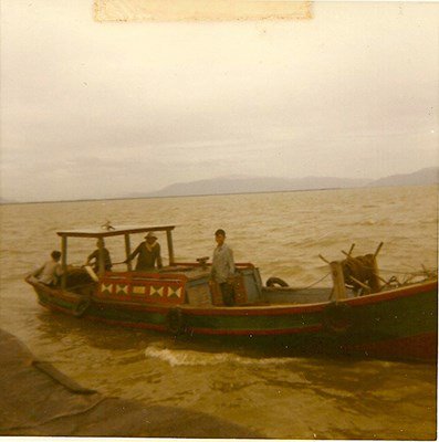 Vietnamese_fishing_boat_in_Qui_Nhon_harbor
