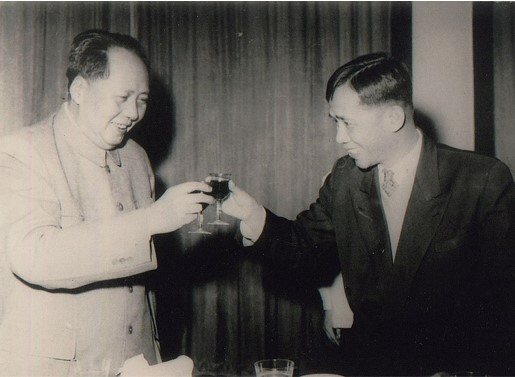 General Secretary of the Communist Party of Vietnam L&#234; Duẩn toasting with Mao Zedong