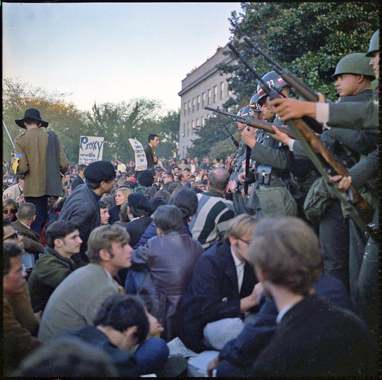 1967-10-21_PentagonProtestOct67_NARA_530618