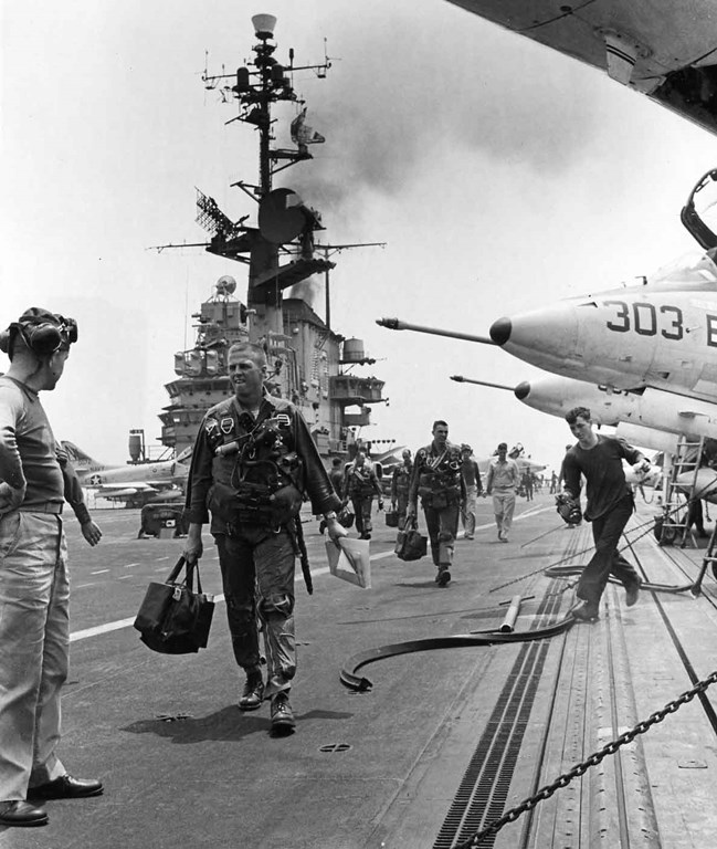 1972-05-09_Mining_Pilots-man-planes