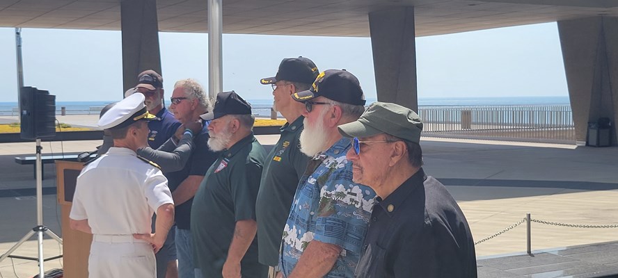 Photo of Milwaukee Mayor Cavalier Johnson and Rear Adm. Douglas G. Perry presenting VVLP