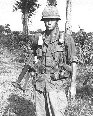480px-US_Infantry_M16_Vietnam