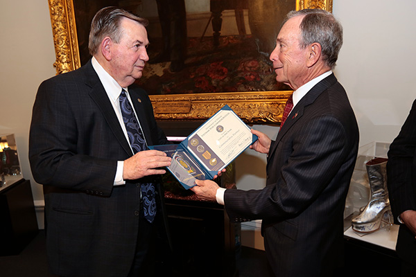 Mayor Michael Bloomberg accepts the Vietnam War Commemoration partnership certificate from the Vietn