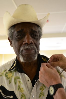 A VWC staff member pins a VVLP on a Vietnam veteran.