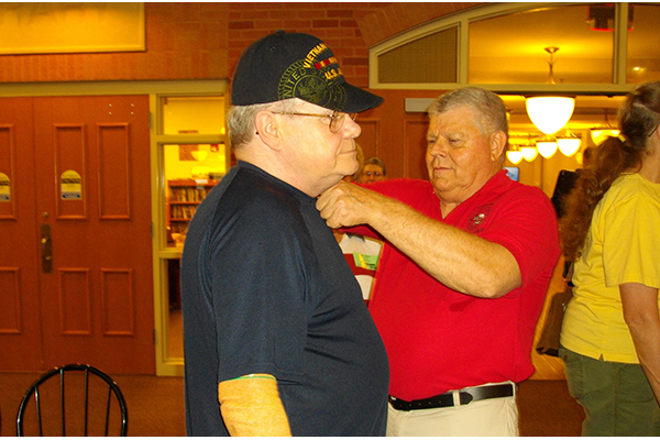 Dale Murphy Receiving Label Pin