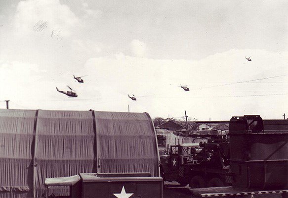 Hueys_leaving_with_GIs