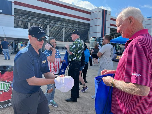 VWC&#39;s Henry Polczer pins a VVLP on a Vietnam veteran&#39;s hat
