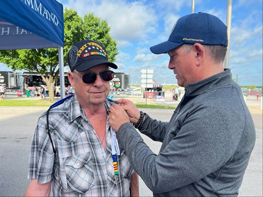 VWC&#39;s Luc Chiarenza pins a VVLP on a Vietnam veteran.