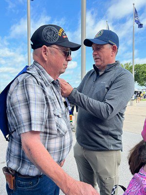 VWC&#39;s Luc Chiarenza pins a VVLP on a Vietnam veteran.