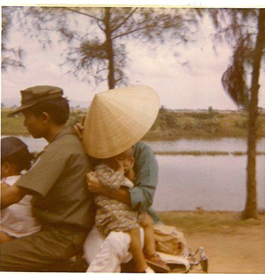 Vietnamese_family_on_a_motor_bike_in_the_Qui_Nhon_area