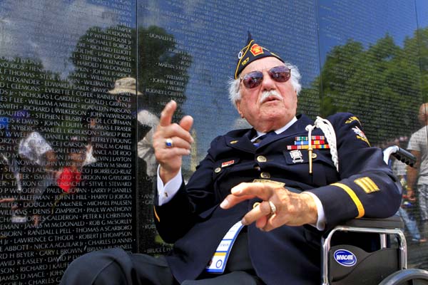 World War II Army veteran Samuel Teolis of Ellwood City, Pa., visits the Vietnam Veterans Memorial a
