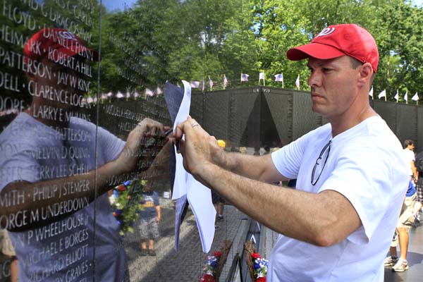 James Reid of Dumfries, Va., creates a pencil rubbing of the name of his wife&#39;s uncle, Lora William 