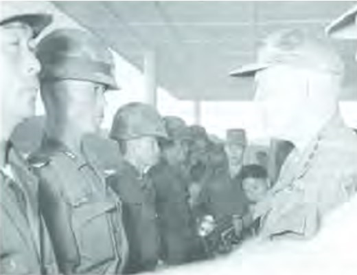 General Abrams presents Bronze Stars to soldiers of the South Korean Capital (Tiger) Division