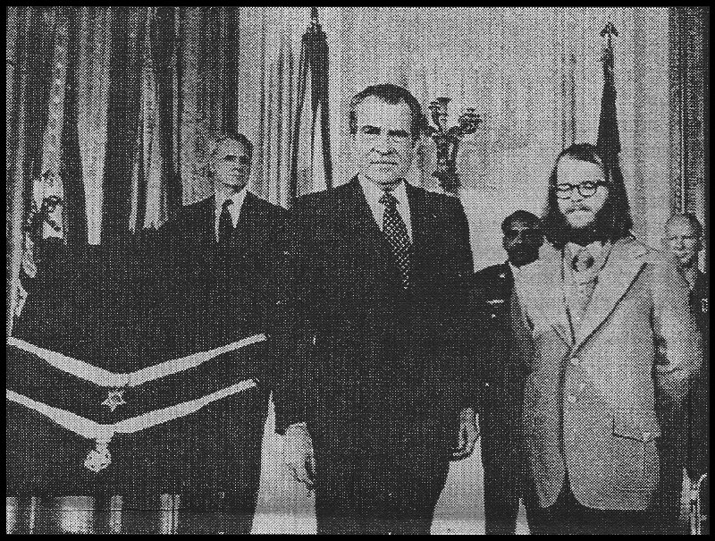Kays receives the Medal of Honor from President Richard Nixon, October 1973. 