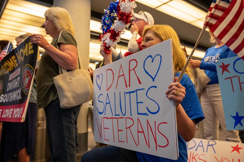 A DAR state chapter welcomes an Honor Flight